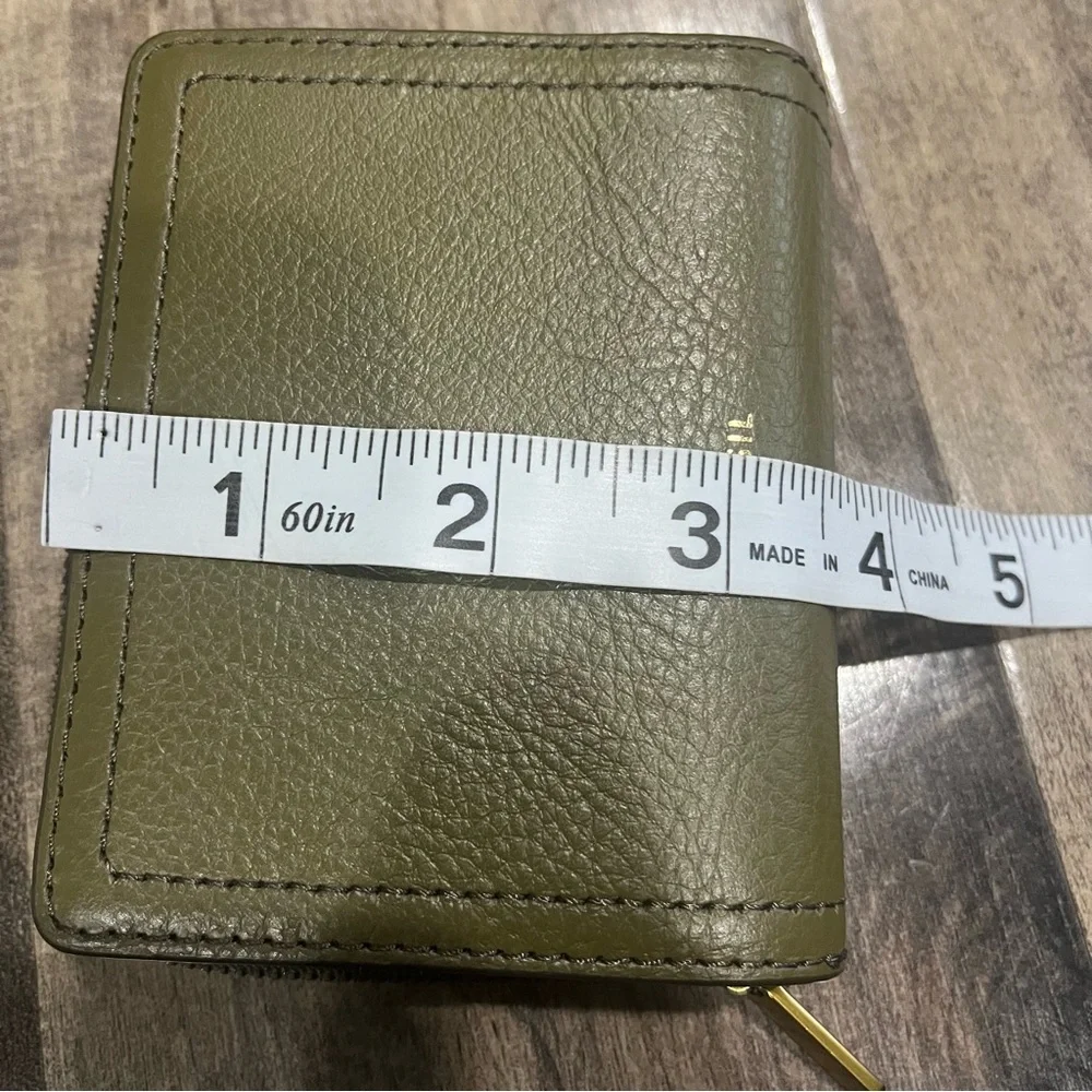 Fossil  Women's Logan Small RFID Bifold leather Olive Green wallet - Picture 7 of 8